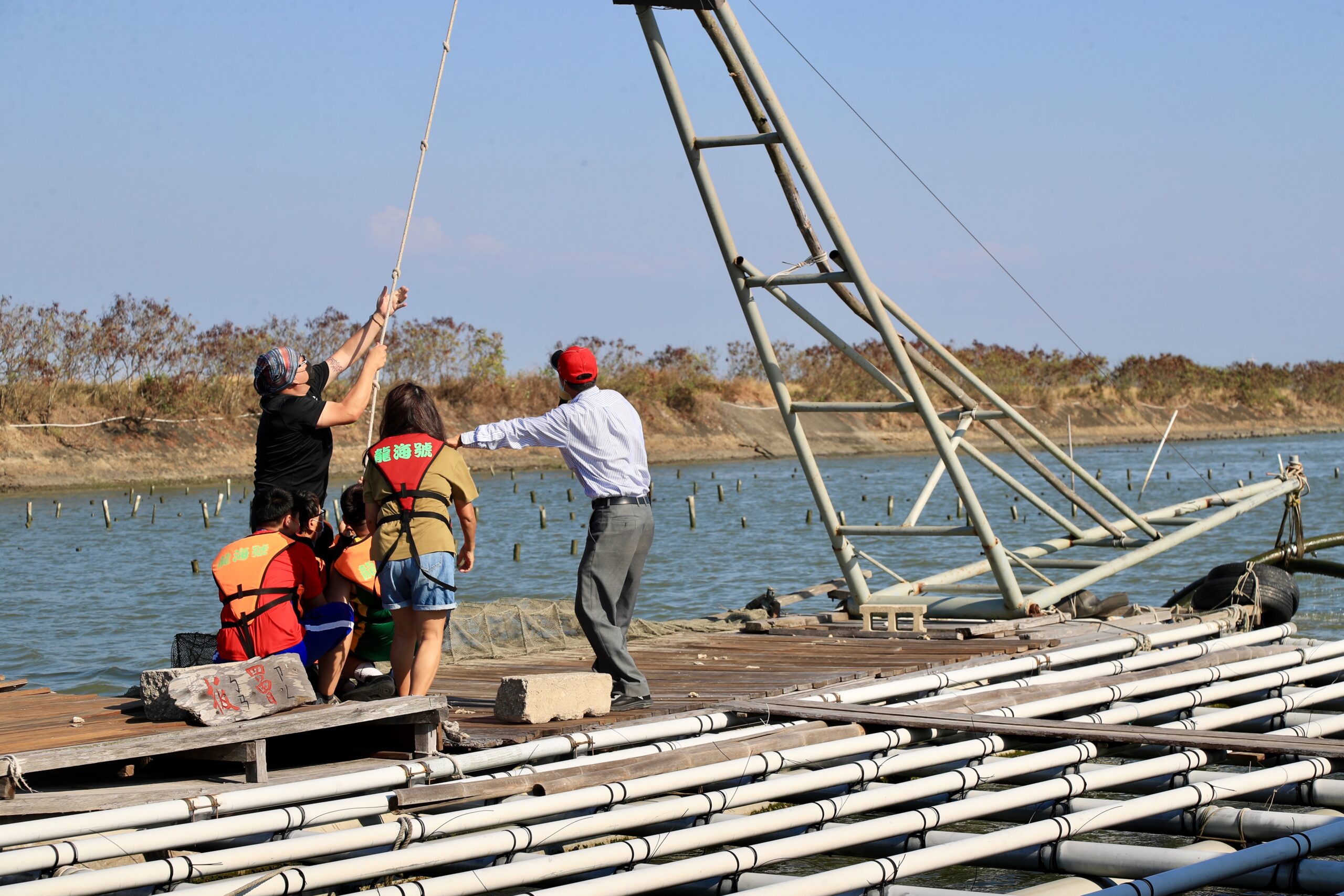 005台南七股龍海號會帶領遊客體驗潟湖內的定置漁網捕魚方法001